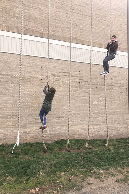 Two participants test their strength on the ropes.